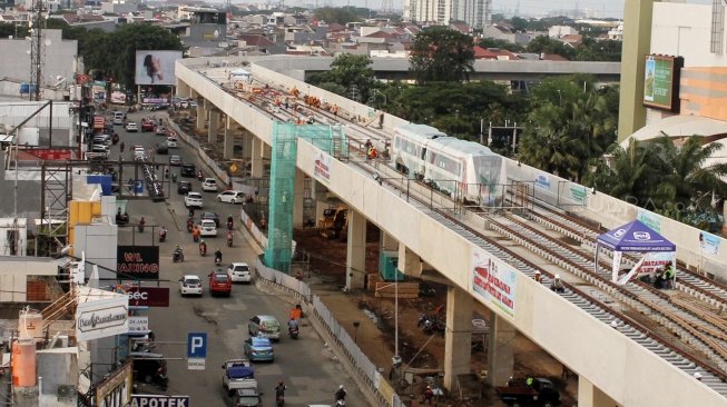 Gerbong kereta Light Rail Transit (LRT) berada di lintasannya di Kelapa Gading, Jakarta, Senin (23/4). 