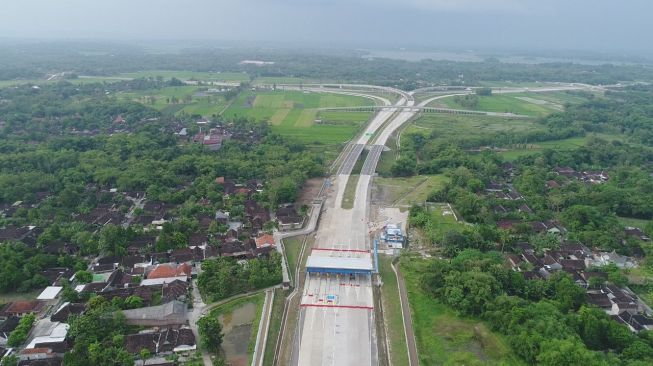 Exit Tol Ngasem, Boyolali,  bagian dari  JalanTol Solo-Ngawi. [Foto Djoko Setijowarno]