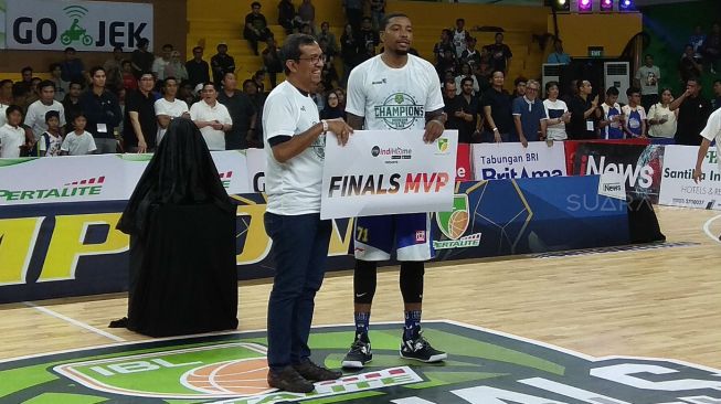 Power Forward Satria Muda Pertamina Jakarta, Jamarr Andre Johnson dinobatkan sebagai pemain terbaik di final IBL 2017/2018, Minggu (22/4/2018) malam. [Suara.com/Arief Apriadi]