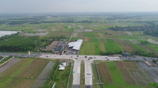 Exit Tol Ngasem, Boyolali,  bagian dari  JalanTol Solo-Ngawi. [Foto Djoko Setijowarno]