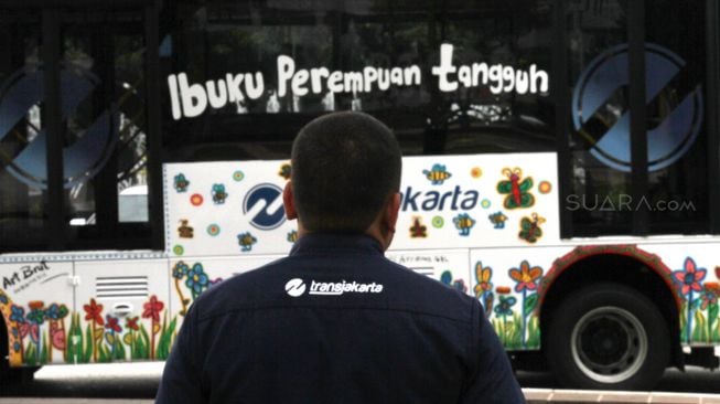 Bus Mural Transjakarta karya Anak Berkebutuhan Khusus (ABK) di Balai Kota, Jakarta, Selasa (24/4).