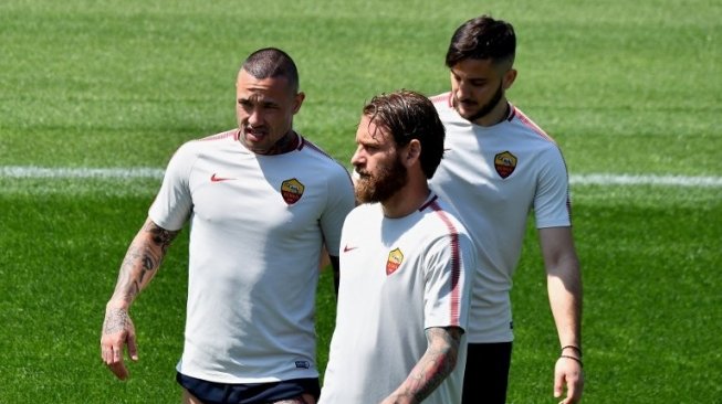 Pemain AS Roma Radja Nainggolan, Daniele De Rossi (tengah), Kostas Manolas melakukan sesi latihan sebelum menghadapi Liverpool di Liga Champions. Alberto PIZZOLI / AFP 
