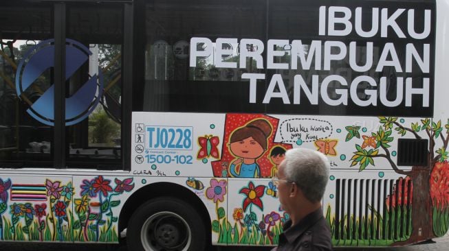 Bus Mural Transjakarta karya Anak Berkebutuhan Khusus (ABK) di Balai Kota, Jakarta, Selasa (24/4).