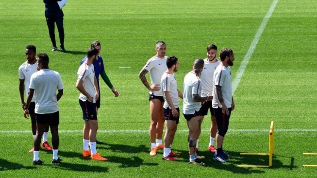 Para pemain AS Roma melakukan sesi latihan sebelum menghadapi Liverpool di Liga Champions. Alberto PIZZOLI / AFP 
