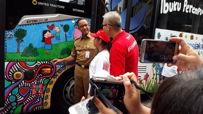 Bus Transjakarta yang dilukis anak berkebutuhan khusus. [Suara.com/Dwi Bowo Raharjo]