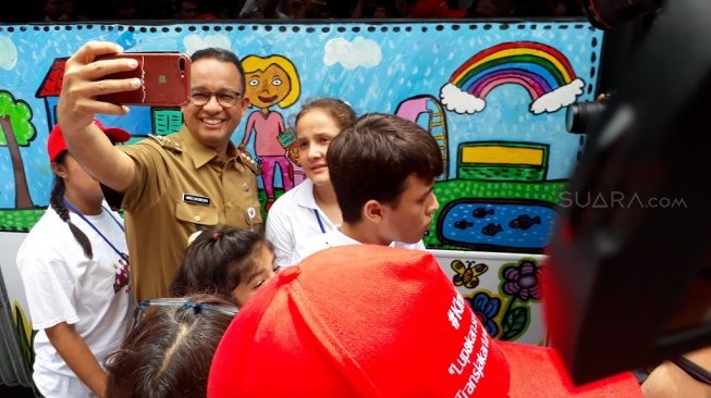 Bus Transjakarta yang dilukis anak berkebutuhan khusus. [Suara.com/Dwi Bowo Raharjo]