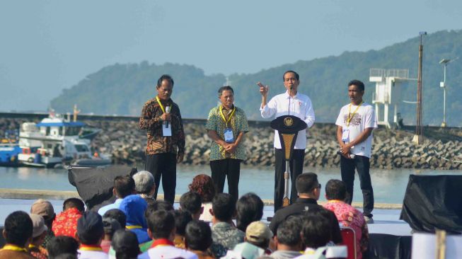 Presiden Joko Widodo (kedua kanan) berdialog dengan nelayan saat peresmian Keramba Jaring Apung atau "offshore" di Pelabuhan Pendaratan Ikan (PPI) Cikidang, Babakan, Kabupaten Pangandaran, Jawa Barat, Selasa (24/4).