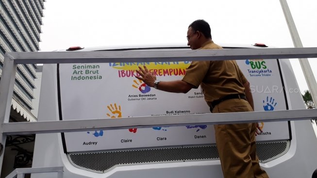 Bus Transjakarta yang dilukis anak berkebutuhan khusus. [Suara.com/Dwi Bowo Raharjo]