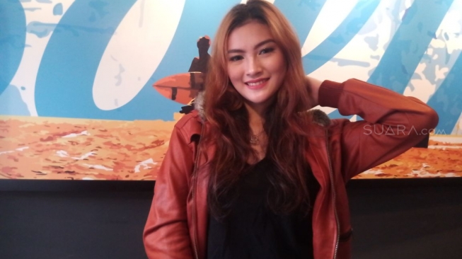 Lengkap, Penyanyi Cantik Ini Jago Tari Jaipong dan Seorang Model