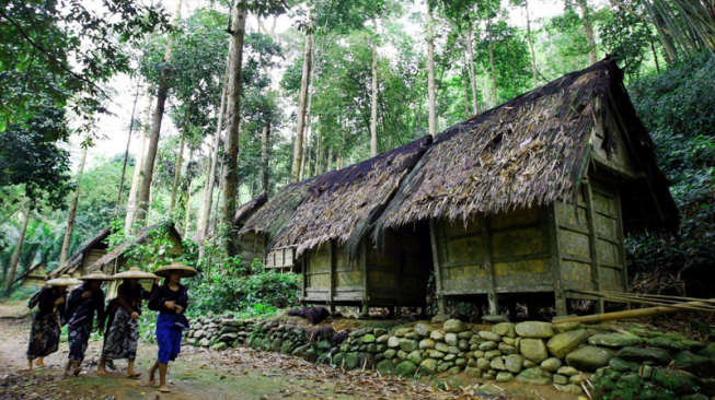 Ilustrasi kampung adat. (Sumber: sportourism.id)