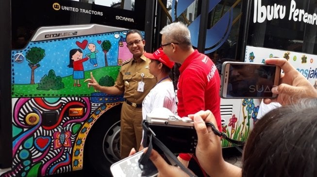 Bus Transjakarta yang dilukis anak berkebutuhan khusus. [Suara.com/Dwi Bowo Raharjo]