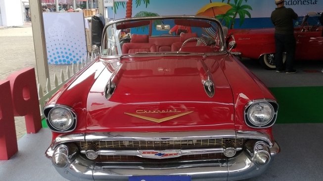 Mobil kuno PPMKI di IIMS 2018. [Suara.com/Manuel Jeghesta]