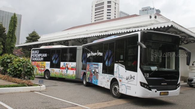 Bus Mural Transjakarta karya Anak Berkebutuhan Khusus (ABK) di Balai Kota, Jakarta, Selasa (24/4).