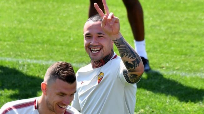 Gelandang AS Roma Radja Nainggolan (kanan) dan Edin Dzeko saat melakukan sesi latihan sebelum menghadapi Liverpool. Alberto PIZZOLI / AFP