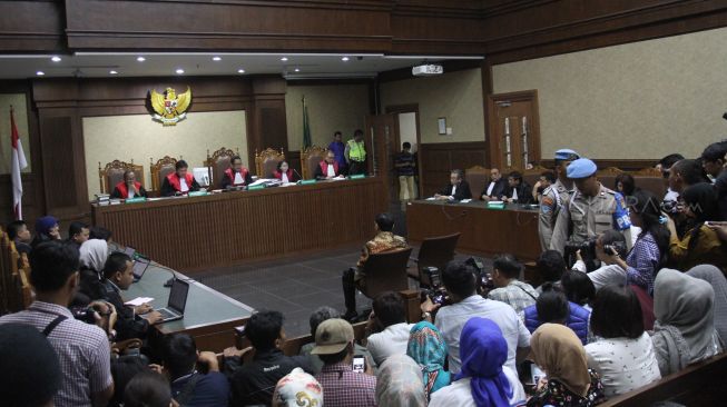 Terdakwa kasus korupsi e-KTP Setya Novanto menjalani sidang putusan di Pengadilan Tipikor, Jakarta, Selasa (24/4). 