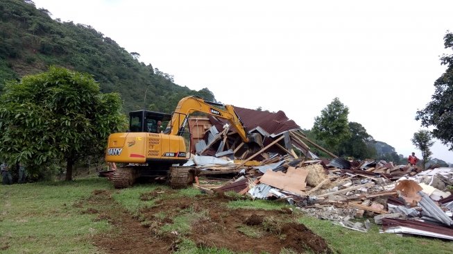 14 Bangunan Villa Liar di Resapan Air Puncak Bogor Dibongkar