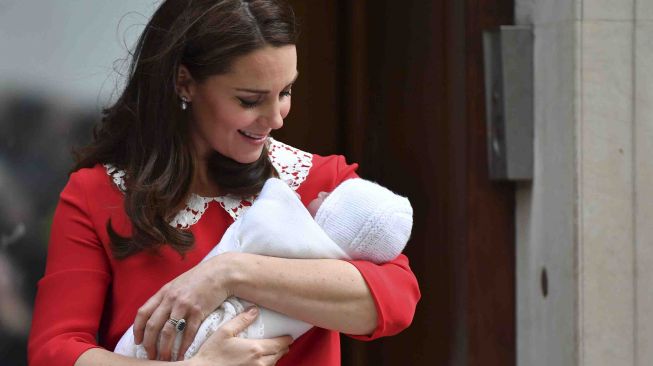 Kate Middleton Pascapersalinan di rumah sakit St. Mary, Paddington, London, Senin (23/4).