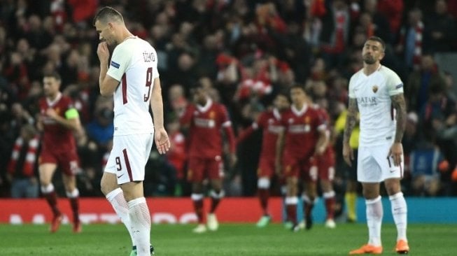 Reaksi pemain AS Roma Edin Dzeko (kiri) setelah Liverpool unggul atas timnya. Filippo MONTEFORTE / AFP