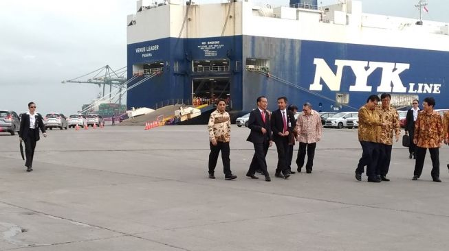 Presiden Jokowi menghadiri prosesi pengiriman Mitsubishi Xpander ke Filipina di Jakarta, Rabu (25/4/2018). [Suara.com/Manuel jeghesta]