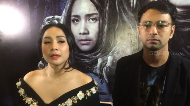 Pasangan artis Nagita Slavina dan Raffi Ahmad di kawasan Epicentrum, Kuningan Jakarta Selatan, Selasa (24/4/2018) malam. [suara.com/Sumarni]