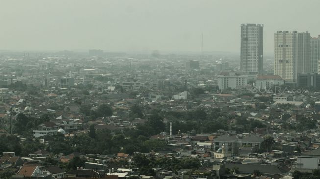 Pemukiman padat penduduk di Ibu Kota Jakarta, Rabu (25/4). 