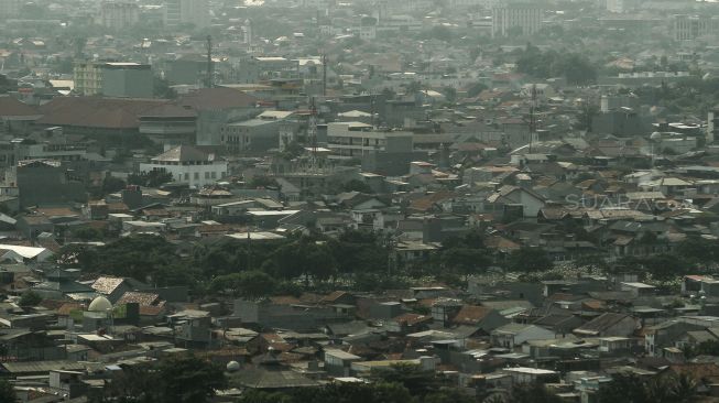 Pemukiman padat penduduk di Ibu Kota Jakarta, Rabu (25/4). 