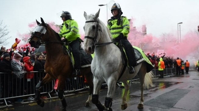 Pihak kepolisian mengawal bus tim Liverpool ke Anfield sebelum menghadapi AS Roma di Liga Champions. Oli SCARFF / AFP