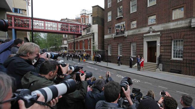 Pangeran William dan Kate Middleton Pascapersalinan di rumah sakit St. Mary, Paddington, London, Senin (23/4).