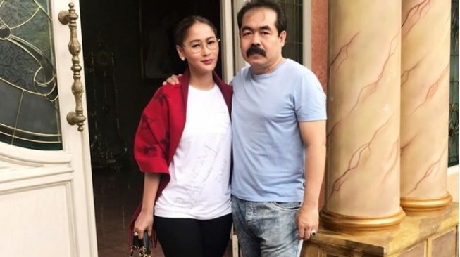 Inul Daratista dan suami, Adam Suseno. (Instgram)