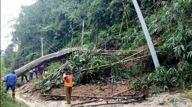 Ribuan Warga Desa Gunung Batu Terisolir karena Longsor