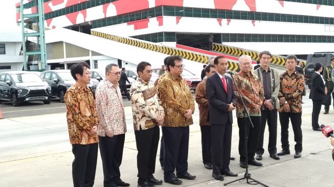 Presiden Jokowi menghadiri prosesi pengiriman Mitsubishi Xpander ke Filipina di Jakarta, Rabu (25/4/2018). [Suara.com/Manuel jeghesta]