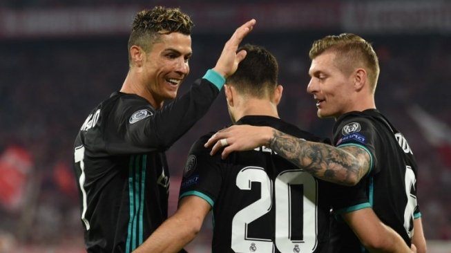 Gelandang Real Madrid Marco Asensio (tengah) merayakan golnya dengan Cristiano Ronaldo dan Toni Kroos. Christof STACHE / AFP