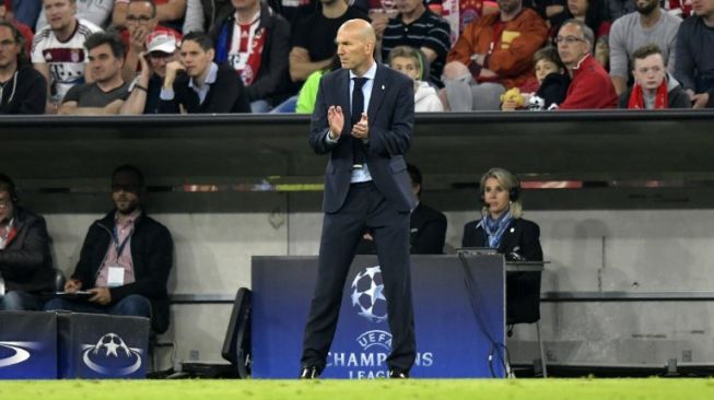 Pelatih Real Madrid Zinedine Zidane di markas Bayern Munich. GUENTER SCHIFFMANN / AFP 