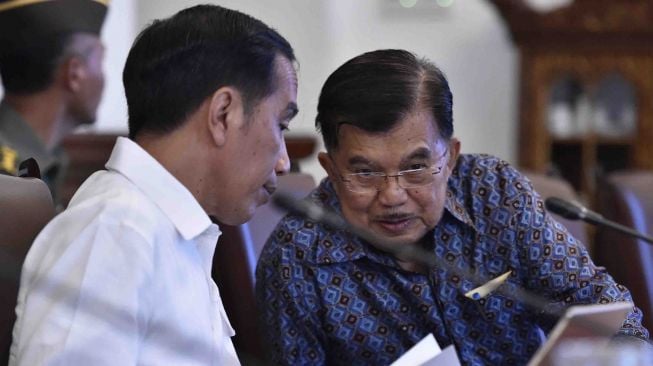 Presiden Joko Widodo (kiri) berbincang dengan Wakil Presiden Jusuf Kalla (kanan) sebelum memimpin rapat terbatas tentang pengelolaan dana haji di Istana Bogor, Jawa Barat, Kamis (26/4).