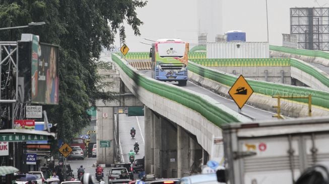 Bus Transjakarta Koridor 13 Tendean-Ciledug melintasi kawasan Halte Tendean, Jakarta, Kamis (26/4).