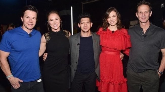 Iko Uwais bersama para bintang film Mile 22 seperti Mark Wahlberg, Ronda Rousey, Lauren Cohen dan sutradara Peter Berg. (Instagram)