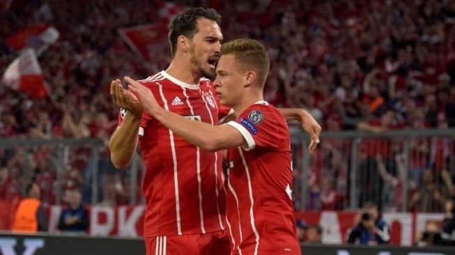 Gelandang Bayern Munich Joshua Kimmich (kanan) merayakan golnya bersama rekannya Mats Hummels. GUENTER SCHIFFMANN / AFP