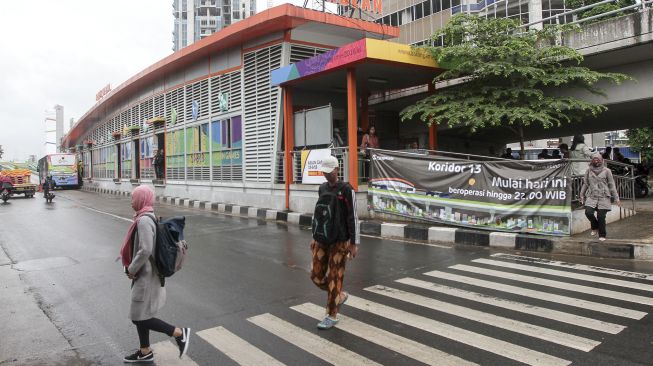 Bus Transjakarta Koridor 13 Tendean-Ciledug melintasi kawasan Halte Tendean, Jakarta, Kamis (26/4).