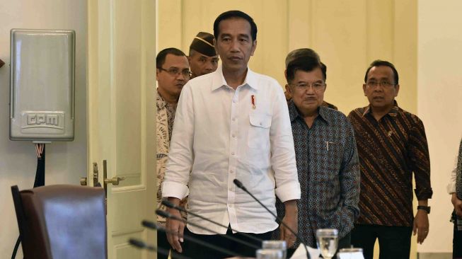 Presiden Joko Widodo (tengah) didampingi Wakil Presiden Jusuf Kalla (kedua kanan) dan Mensesneg Pratikno (kanan) bersiap memimpin rapat terbatas tentang pengelolaan dana haji di Istana Bogor, Jawa Barat, Kamis (26/4).