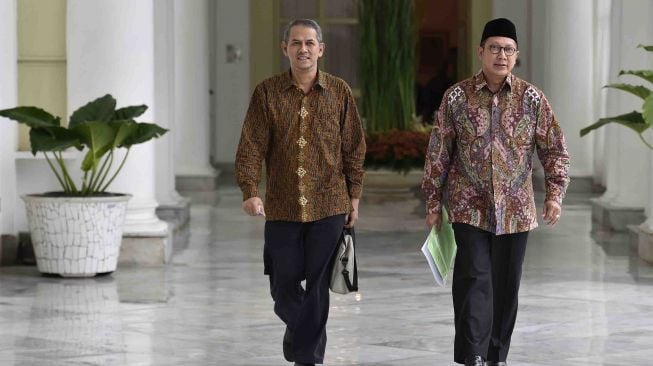 Menteri Agama Lukman Hakim Saifuddin (kanan) bersama Plt Ketua Badan Pelaksana Badan Pengelola Keuangan Haji (BPKH) Anggito Abimanyu (kiri) meninggalkan Istana Bogor usai mengikuti rapat terbatas tentang pengelolaan dana haji di Bogor, Jawa Barat, Kamis (26/4)