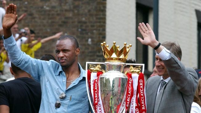 Patrick Vieira berpose bersama Arsene Wenger usai mengantar Arsenal menjuarai Liga Inggris [AFP]