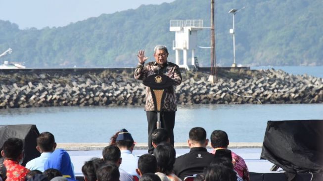 Gubernur Jabar, Ahmad Heryawan, di Pelabuhan Pangkalan Pendaratan Ikan Cikidang Pangandaran. (Sumber: Istimewa)