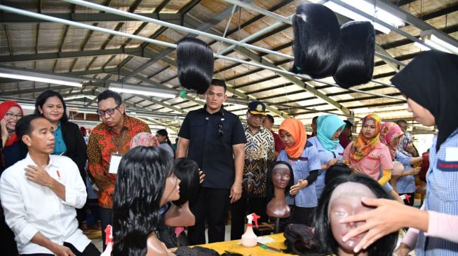Mengintip Uniknya Pabrik Rambut Palsu yang Didatangi Jokowi