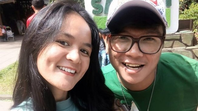 Andika Kangen Band Gandengan Mesra dengan Mantan Istri