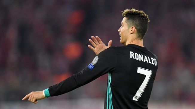 Reaksi bintang Real Madrid Cristiano Ronaldo setelah golnya ke gawang Bayern Munich dianulir oleh wasit. Christof STACHE / AFP 