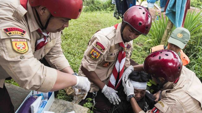 Relawan yang tergabung dalam tim gabungan melakukan evakuasi korban bencana gempa saat simulasi gempa bumi di kawasan Tebing Keraton, Ciburial, Kabupaten Bandung, Jawa Barat, Kamis (26/4).