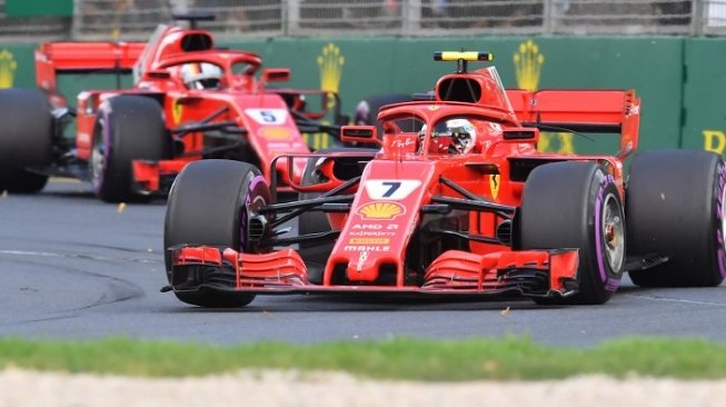 Kimi Raikkonen berada di depan rekan setimnya di Ferrari, Sebastian Vettel, dalam balapan F1 GP Australia, Minggu (25/3/2018). [AFP/Greg Baker]