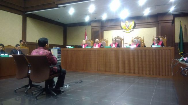 Berbatik Ungu Bermotif Bunga, Setnov Beraksi di Sidang Bimanesh