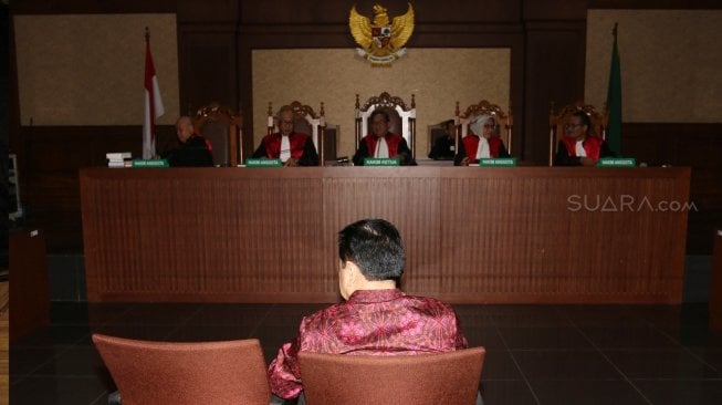 Terdakwa kasus korupsi e-KTP Setya Novanto menjadi saksi dalam sidang kasus merintangi penyidikan korupsi e-KTP dengan terdakwa Bimanesh Sutarjo dengan agenda pemeriksaan saksi di Pengadilan Tipikor, Jakarta, Jumat (27/4).