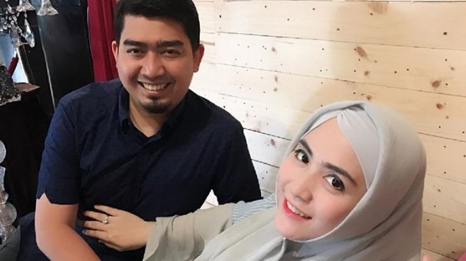 Ustadz Solmed dan April Jasmine. (Instagram)